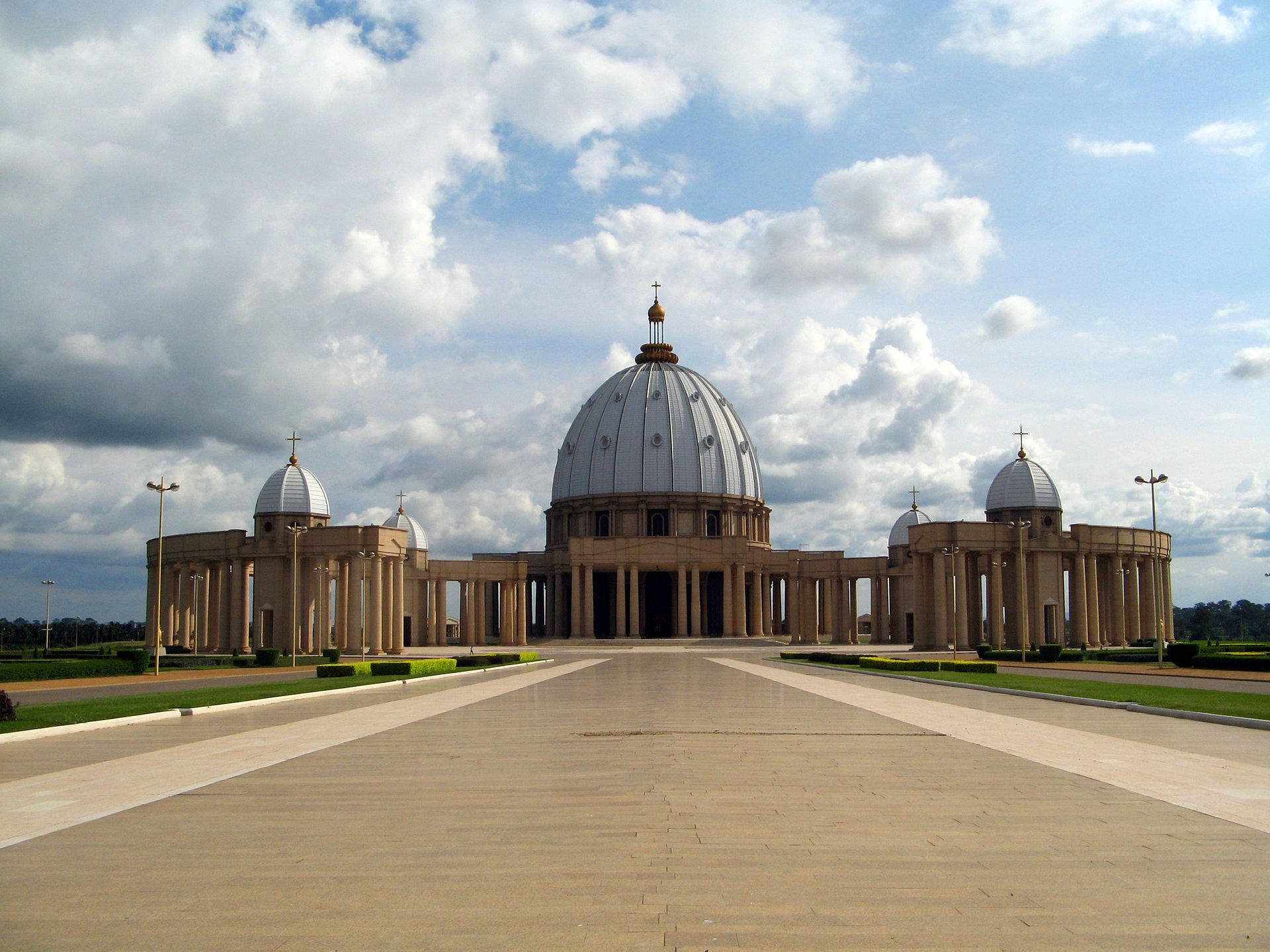 Yamoussoukro; economic center Abidjan arrival scene