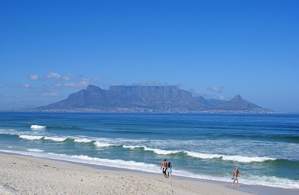 Arriving in Cape Town: The skyline of Table Mountain is the first sentence Route Images