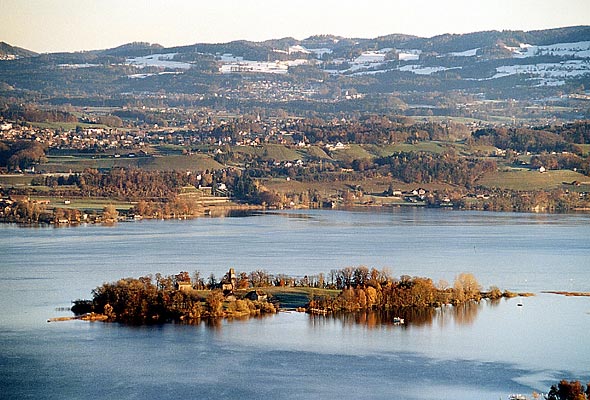Landing in Zurich: Establish directions by the lake and train station route image